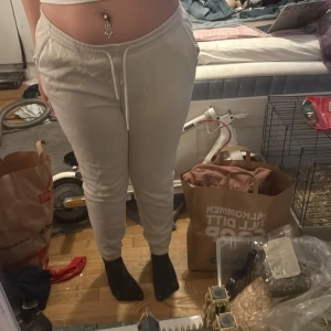 Vita mjukisbyxor från Amisu - Säljer ett par vita mjukisbyxor från Amisu i storlek XL. Byxorna har resår i midjan med dragsko och två sidofickor. Perfekta för en avslappnad stil och riktigt sköna att ha på sig.