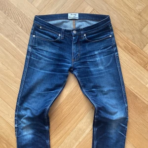 Max Raw Acne Studios Jeans - Tvärfeta Acne jeans! Jeansen är Raw så tvätten är jäkligt gosig! Midjemått: 40cm. Innerbenslängd: 74cm. Defekt syns på första bild (vänstra låret) kom gärna med prisförslag och frågor! 