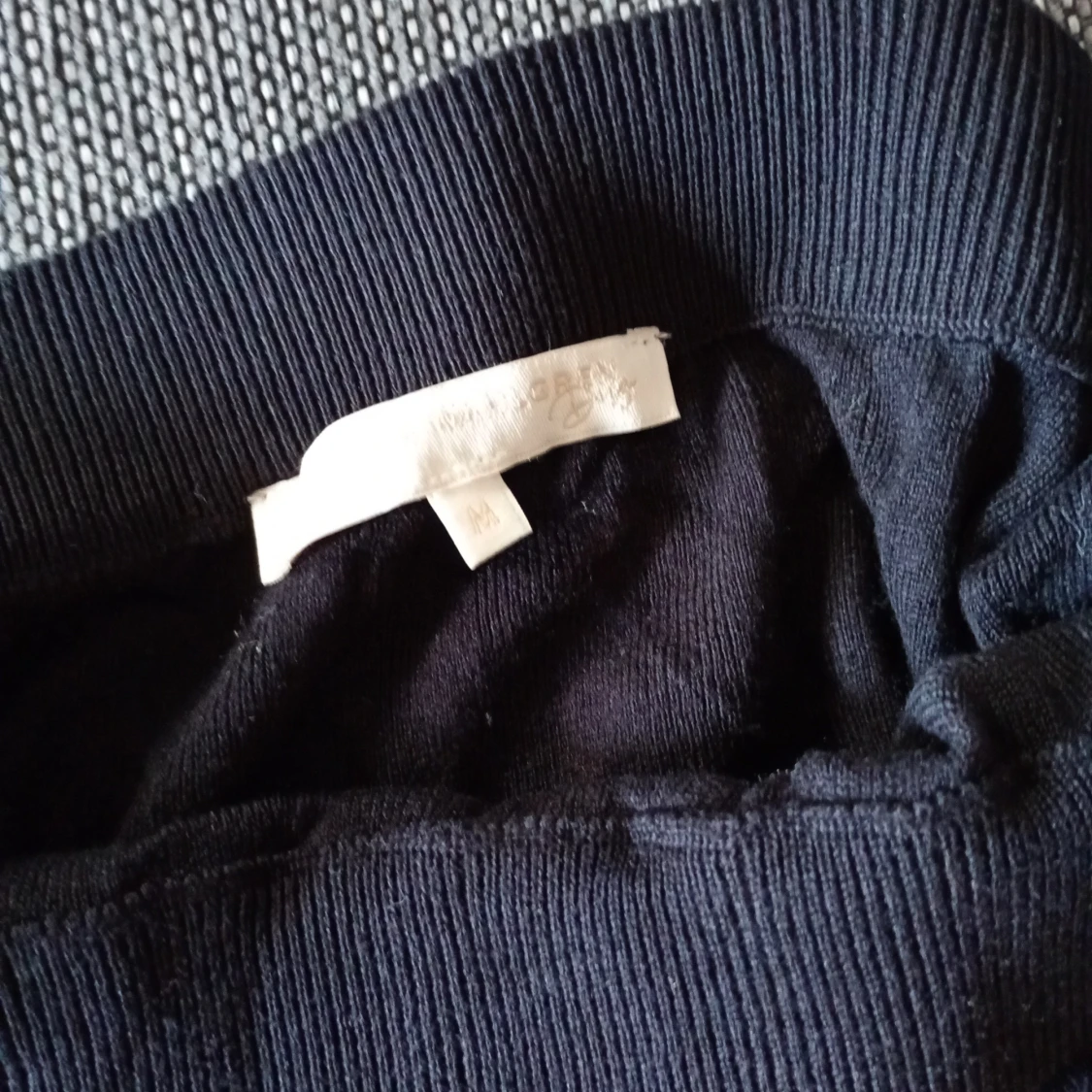 Svart ribbad långkjol stl M  - 2