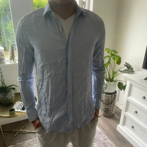 Massimo Dutti skjorta  - En fin fin skjorta från Massimo Dutti som är i ett gott skick. 😊 Stl: 40 - L Ny pris på 1000 kr vårt pris 229 kr 😄