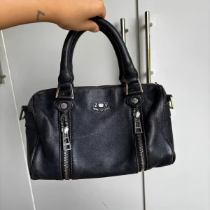 Zadig Väska - Välanvänd, därmed det billiga priset. Kvitto finns tyvärr inte. 