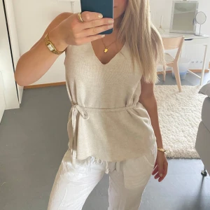 Topp -  En gammal Zara tröja som jag har gjort om. Inga defekter 💕