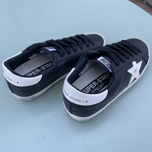 Svarta Golden goose - Säljer ett par svarta stilrena golden goose helt nya i strl 35, passar även 36. Priset är ej hugget i sten vid smidig affär. 