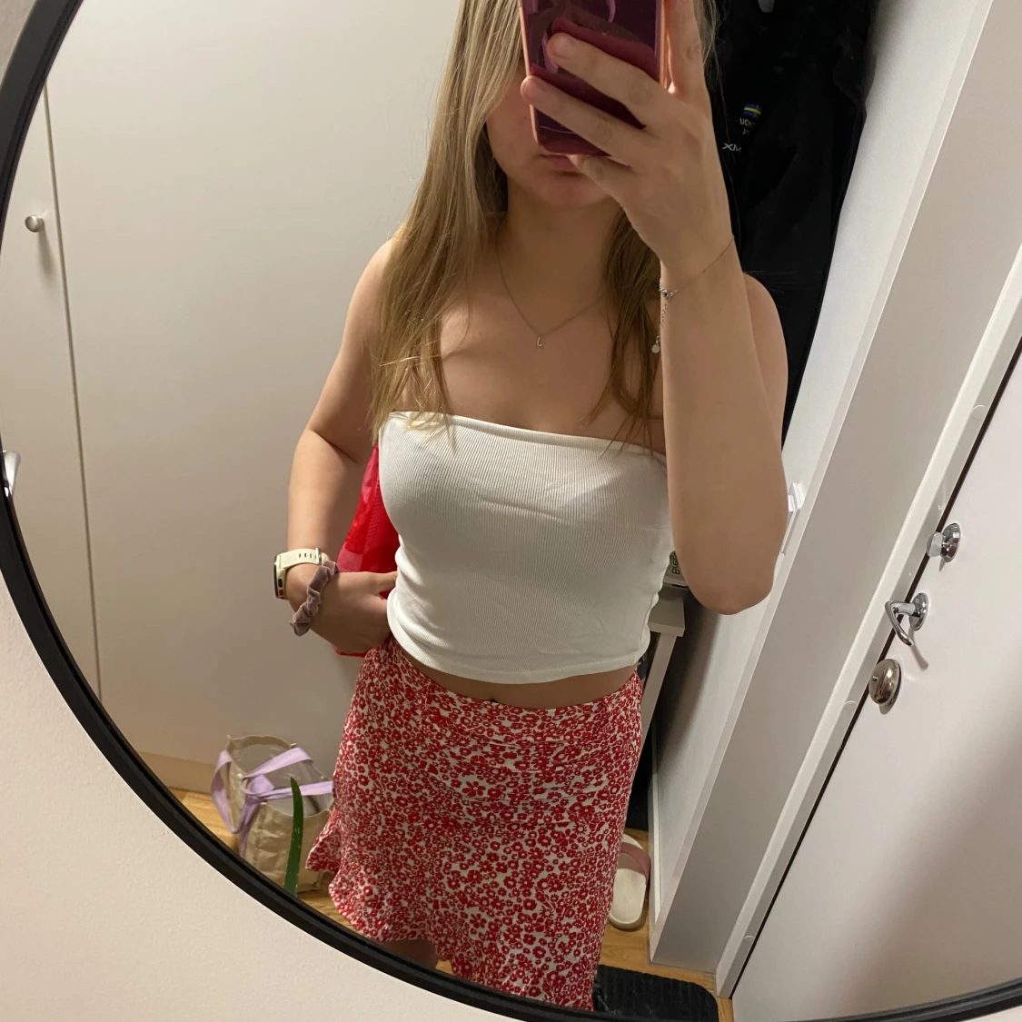 Rödblommig kortkjol från Even&Odd