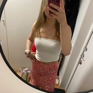 Rödblommig kortkjol från Even&Odd - Superfin röd och vit blommig kjol från Even&Odd. Står ingen storlek men skulle gissa på XS-M💕 ett band ingår också som man kan sätta på☺️