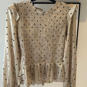Topp med volang  - Supersöt topp med prickigt motiv och volang detaljer😍🥹säljer då den itne kommer till användning längre!💕