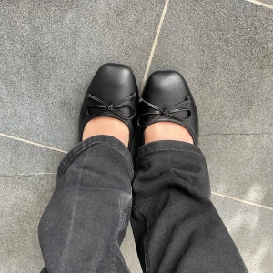 Svarta ballerinaskor med rosett - Eleganta svarta ballerinaskor från Shein med en söt rosett på ovansidan. Aldrig använda 