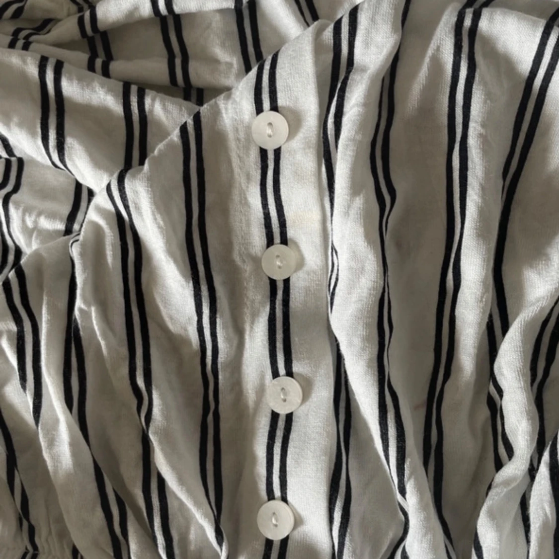 Vit och svart randig blus med knappar - 1