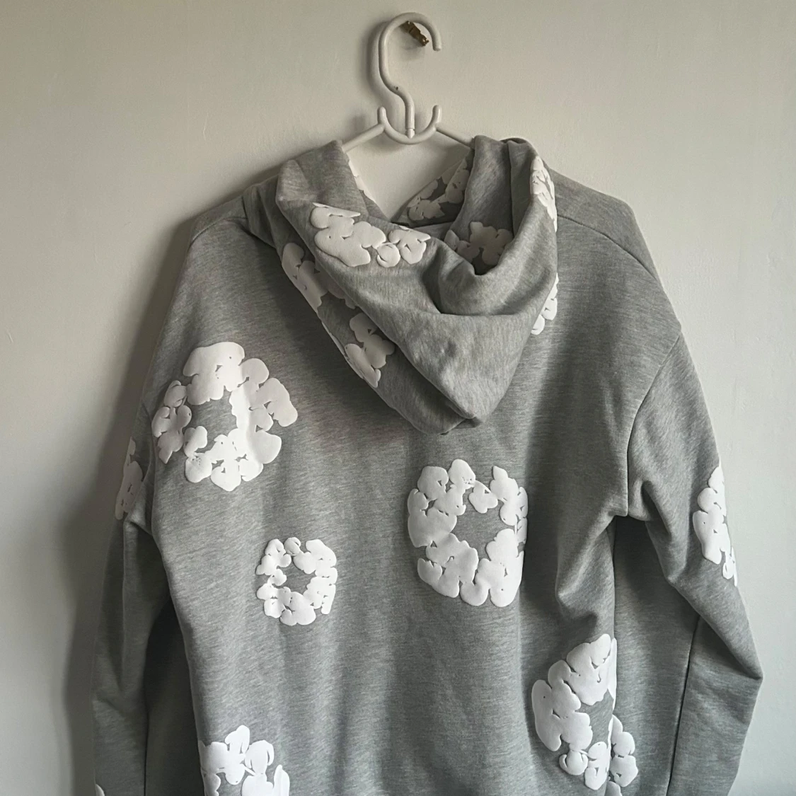 Grå hoodie med vita blommönster från Denim Tears - 1