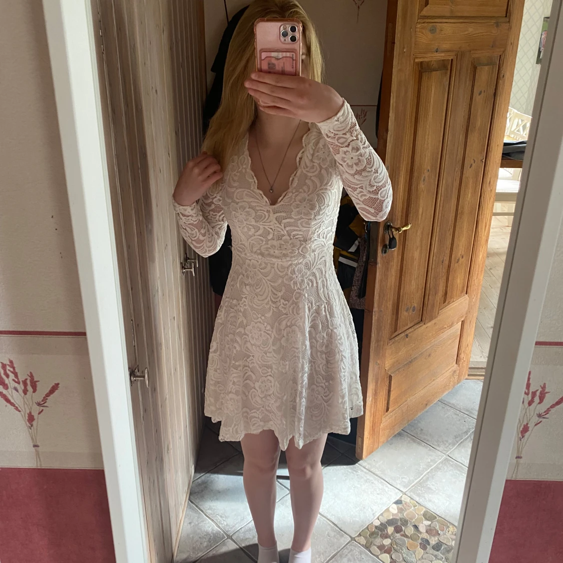 Vit spetsklänning med v-ringning