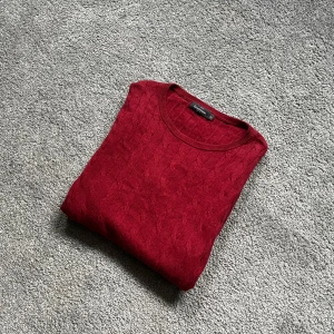 Dressmann kabelstickad tröja - Säljer en röd kabel stickad tröja från Dressmann. Inga defekter förutom den lite tråd som gått upp. Hör av dig vid frågor! Pris diskutabelt👍