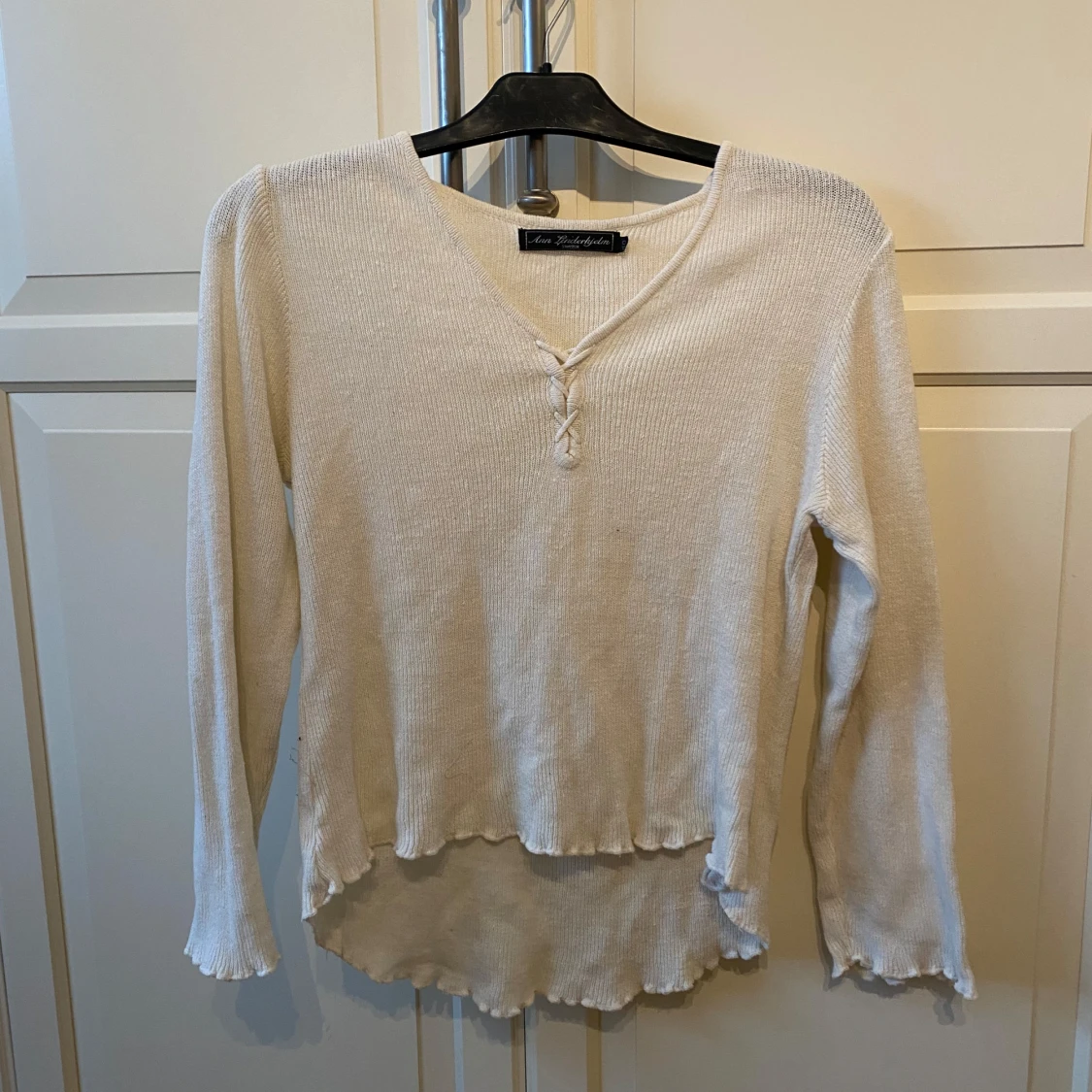 Vit stickad tröja med knyt från Ann linderhjelm