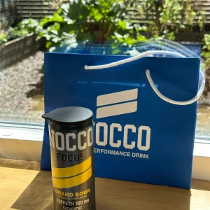 Lock till burk - Svart - Lock till Nocco burk, ramlar burken slipper du bli av med hela drickan.   Skyddar burken på sommaren från oönskade gäster.   Vill man köpa fler än 1, skriv!, så fixar vi det.   Designad och utskriven av mig  Gjord i svensk tillverkad plast  Passar en Nocco och Pepsi burk