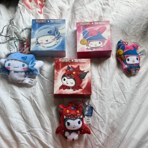 Yu-Gi-Oh! x Hello Kitty and Friends (3-pack plushies) - Unika och söta samlarplushies från samarbetet mellan Yu-Gi-Oh! och Hello Kitty and Friends! Perfekt för dig som älskar anime, spel och kawaii-stil. Innehåller tre olika karaktärer i coola Yu-Gi-Oh!-inspirerade outfits. Perfekt för unga samlare och fans.
