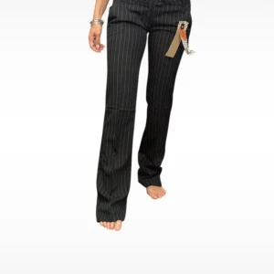 Svarta lågmidjade kostymbyxor med vita ränder - Helt nya snygga lågmidjade randiga kostymbyxor med raka ben. Passar allt från S-L beroende på hur man vill att de sitter men storleken på lappen är W30