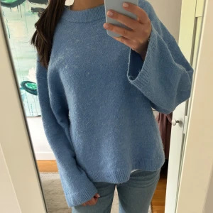 Zara stickad tröja - Så fin stickad tröja från Gina i världens finaste färg💙💙Lite nopprig men inget man tänker på