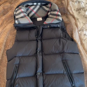 Burbbery väst - Hej säljer nu min eftertraktade burrbery väst som man även kan göra om till en jacka.  Sicket är väldigt bra inga defekter. Jackan passar mellan 174-182 kom dm för mer info eller frågor
