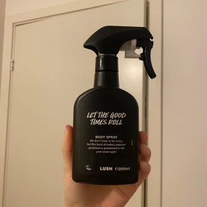 Let The Good Times Roll Body Spray från Lush - Säljer denna sprayen från Lush då den inte kommer till någon användning. Endast sprejad ca 5 gånger så den är in princip full 