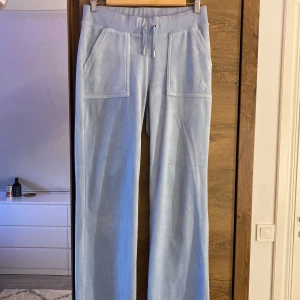 Ljusblå velourbyxor från Juicy Couture - Säljer ett par ljusblå juicy couture byxor då jag inte använder dem längre. Mycket bra skick och fina överlag☺️ 