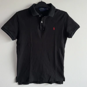 Ralph Lauren - Klassisk svart pikétröja från Polo Ralph Lauren. Storlek S, mycket bra skick. Hör av dig vid funderingar!