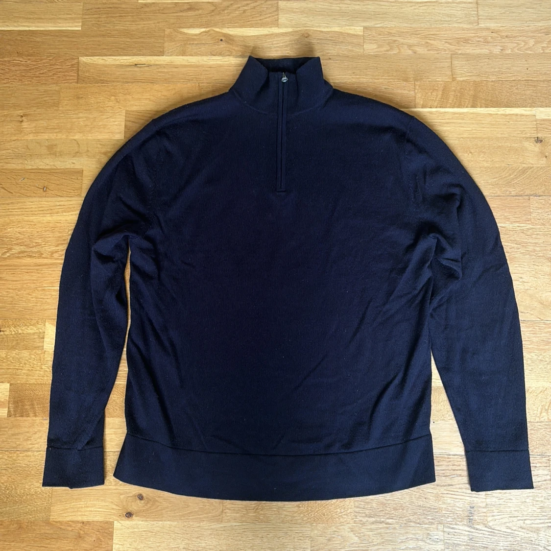 Mörkblå merinoullströja med halv dragkedja från These Glory Days