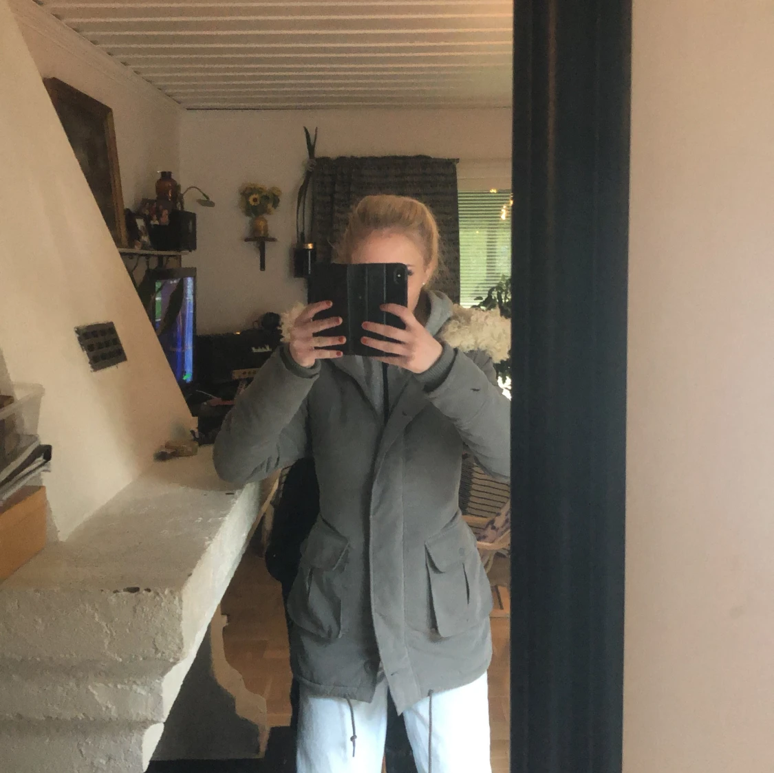 Grå parkajacka med huva