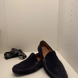 Mörkblå mocka loafers - Otroligt snygga mörklblå loafers som jag köpte på Teneriffa, 100% handgjorda med riktigt fint läder på utsidan och insidan. Perfekt för sommaren vare sig du vill vara uppklädd eller ha en mer relaxed look!😎Storlek 44. Köpta för cirka 2000kr (200€)  