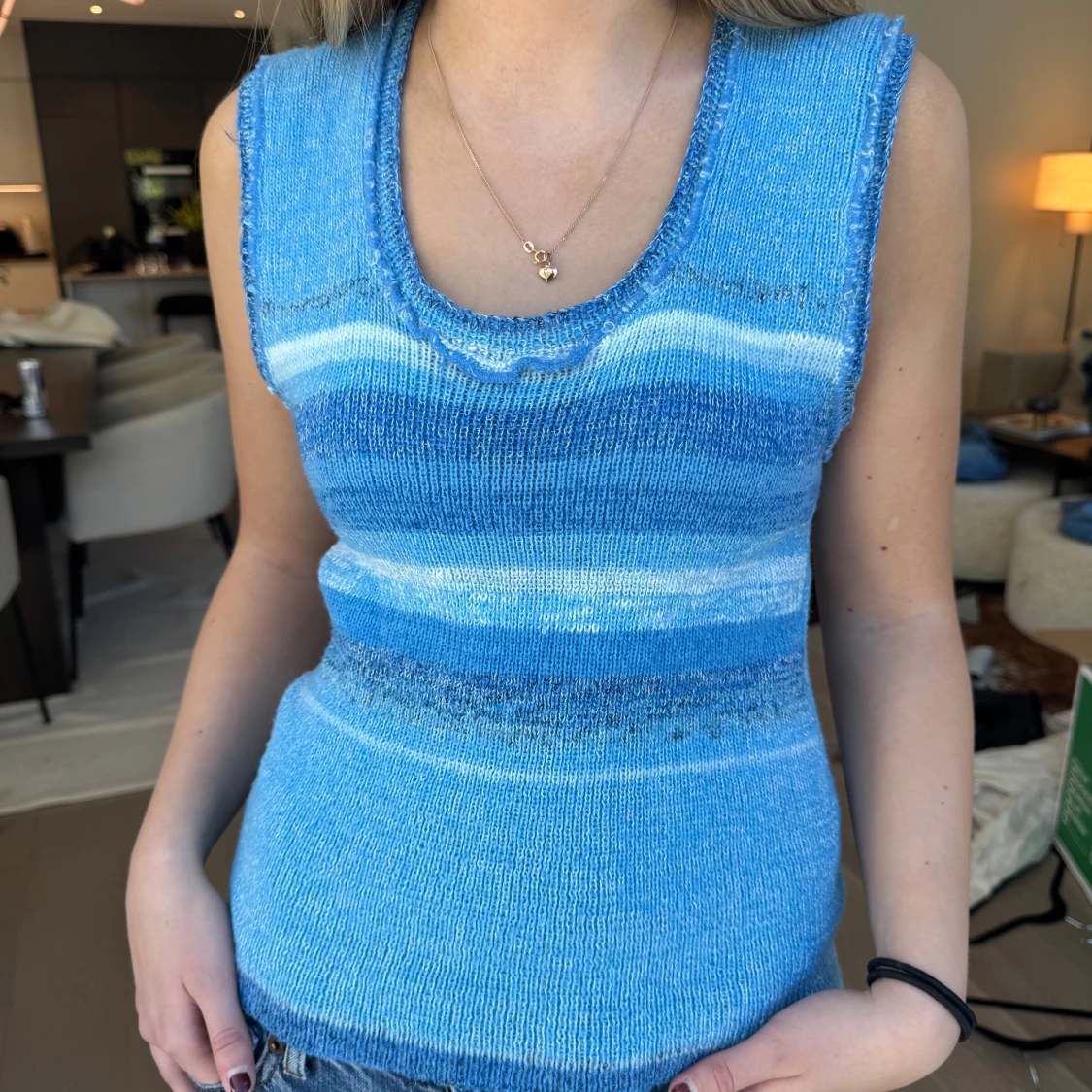 Blå stickad ärmlös topp