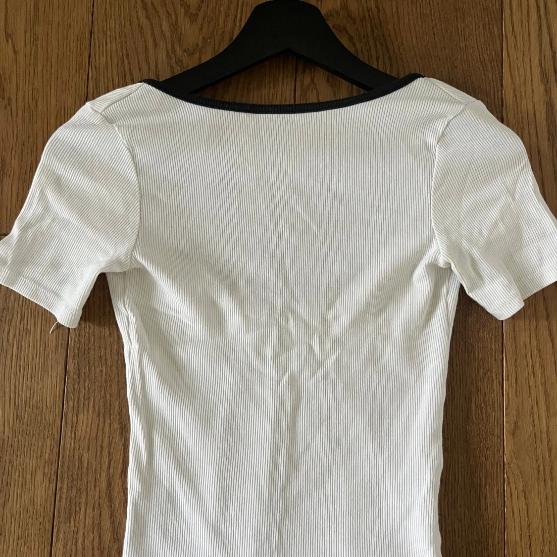 Vit ribbad topp med svarta kanter från Pimkie