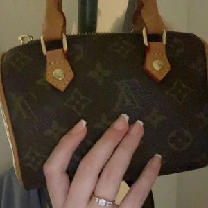 Nano speedy Louis Vuitton väska - Interesse koll på min nano speedy, den kommer inte till användning längre men får plats med mycket i den även fast den ser liten ut, köpt för 5 000