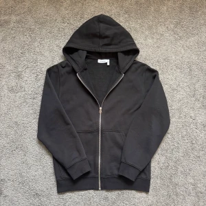 Weekday zip hoodie - Svart weekday zip hoodie i storlek xs men sitter mer sen en s (inga defekter eller liknande)