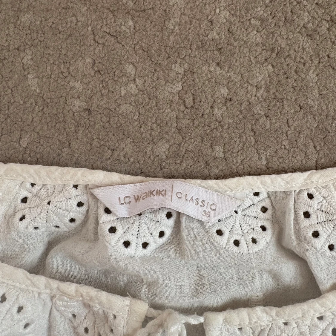 Vit blus med broderade detaljer från LC Waikiki - 1