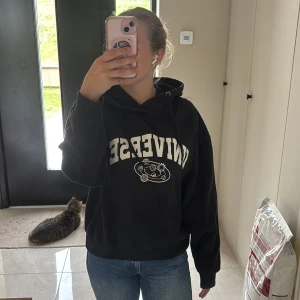 Svart hoodie från Converse - Säljer en svart hoodie från Lager 157 med stor vit logga och tryck framtill. 