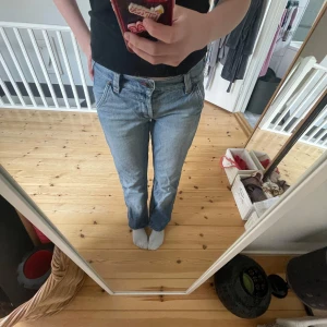 Jeans från peak performance🤍 - Säljer ett par ljusblå jeans från peak performance med snygga broderade bakfickor. Jeansen har normal passform, raka ben och är lågmidjade - perfekt för en avslappnad stil💓