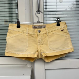 Ultra Lowrise Jeansshorts - Säljer världens sötaste jeansshorts i en otrolig ljusgul färg! Använda men fortfarande i mycket fint skick! De är i storlek US0💓37cm rakt över midjan, ca 15cm grenhöjd och 21 långa på sidan😇💓Tyvärr för små för mig så har ingen bild på, men de är lite stretchiga!💓