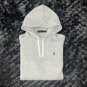 Ralph Lauren Hoodie - Tja! Säljer nu denna galet feta Ralph Lauren Hoodien i toppskick (9/10)! Den e i storlek L, fits=M/L! Äkta, Nypris 2200kr, qr-kod stödjer autentisering. Inga som helst defekter. Hör av dig vid minsta fråga eller fundering!🌟