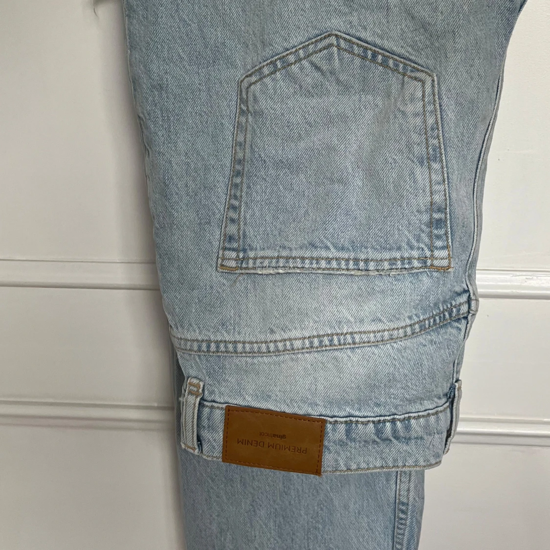 Ljusblå jeansbyxor från Gina