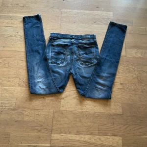 Blå jeans från Nudie Jeans - Säljer ett par helt nya nudie jeans | mått längd 111cm brädd 37 | jeansens storlek W3 L34 passar till allt skriv i DM med fler frågor eller bilder obs‼️har inte bilder på dem på
