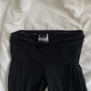 Yoga pants (LÄS  BESKRIVNING)  - Yoga pants från Gina, i toppen skick bortsett från att de finns små hål på rumpan(sista bild) , kan va synliga men går att fixa om man vill. Därav kommer de vara lågt pris🥰
