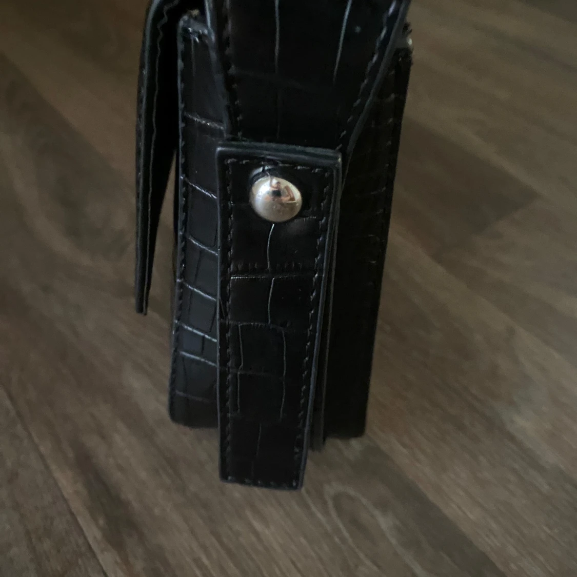 Svart axelväska i krokopräglat skinn - 3