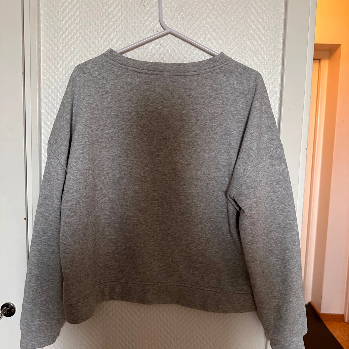 Grå sweatshirt från Pieces - 1