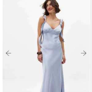 Ljusblå långklänning i satin med volangdetaljer - Säljer den finaste balklänningen. Var tycärr lite för stor och valde en annan färg istället. Finns inte. Nästan helt slutsåld. Helt ny med lapp kvar❤️