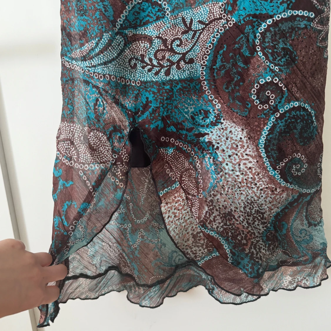 Mönstrad långklänning med tunna axelband - 1