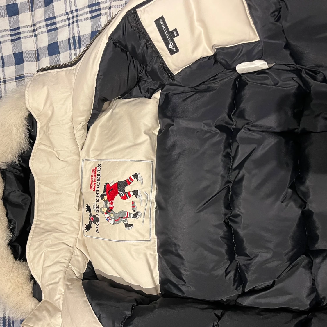 Vit dunjacka med pälskrage från Moose Knuckles - 2