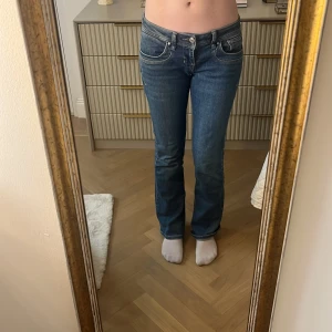 Blå jeans lågmidjade - Säljer ett par väldigt lågmidjade jeans som är otroligt sköna. De passar till vad som helst och är i gott skick! Jag är 170cm och har normal breda ben och rumpa ungefär.