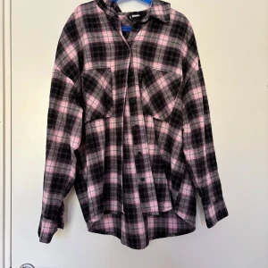 Skjorta - Säljer en fin skjorta från H&M som är i ett mycket bra skick då den knappt är använd 