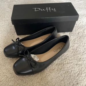 Ballerinaskor  - Helt nya ballerinaskor från Duffy i strl 38. Aldrig använda, säljer då de var för små för mig 💕