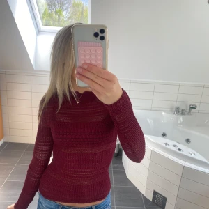 Vinröd tröja Zara  - Säljer en vinröd, tight och stickad tröja med lång ärm. Från Zara 