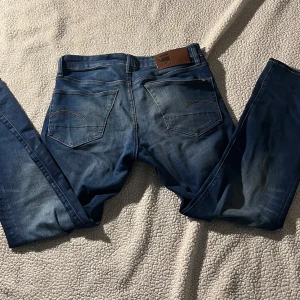Blåa jeans från G-Star - G-Star 3301 straight RAW| Jeansen är i storlek 29;34. Men de är omsydda så att de passar 29;30-32. Bra skick, inga defekter. Hör av dig vid funderingar!😊