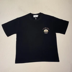 Casablanca t-shirt - Svart Casablanca T-shirt i ny skick. Aldrigt använt den, säljer den då jag har en liknande redan. Den är perfekt till sommaren och har inga defekter. 